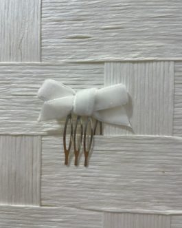 Peinecillo de lazo blanco
