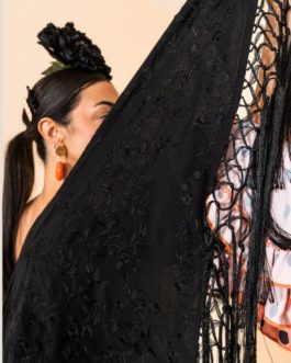 Mantón negro bordado negro