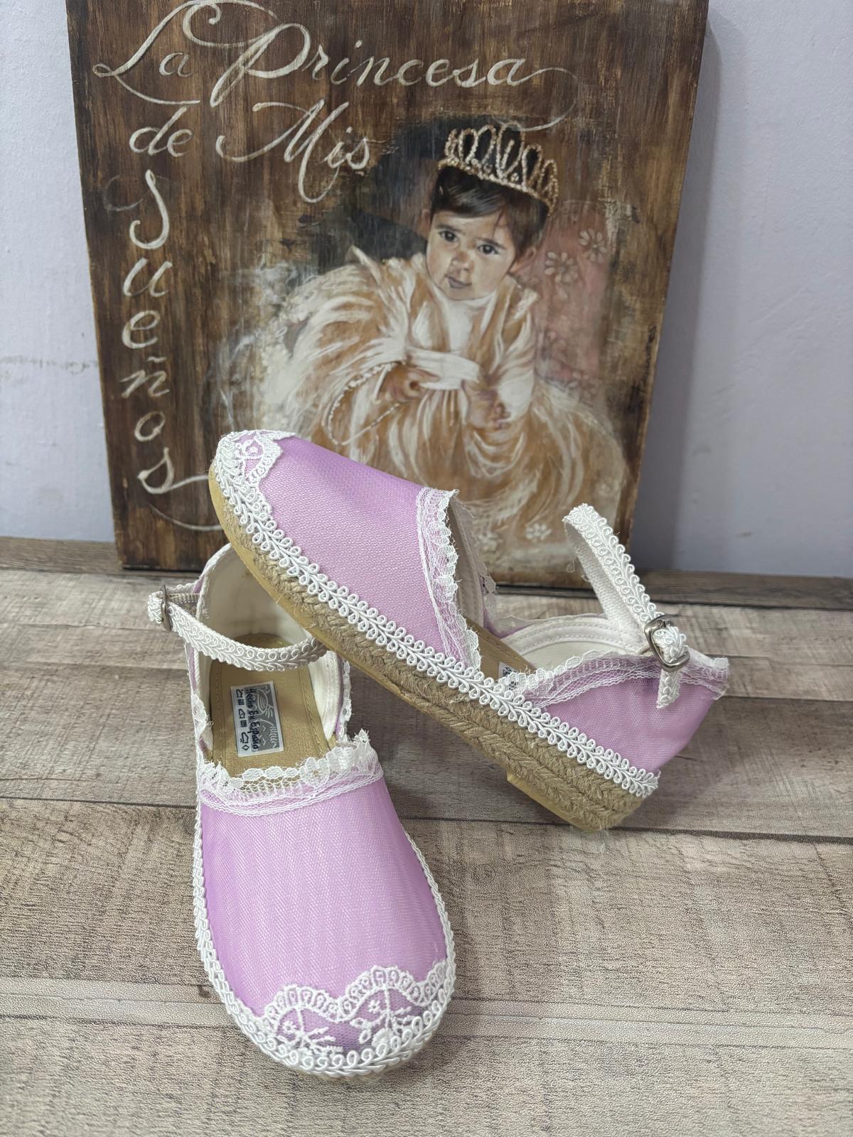 Celebra un día tan especial con un calzado único y hecho a tu gusto.  Elige colores, detalles y acabados que reflejen tu estilo y combinen perfectamente con el atuendo de comunión. Comodidad, elegancia y un diseño exclusivo para un recuerdo inolvidable.  Para más información, escríbenos al 627177132