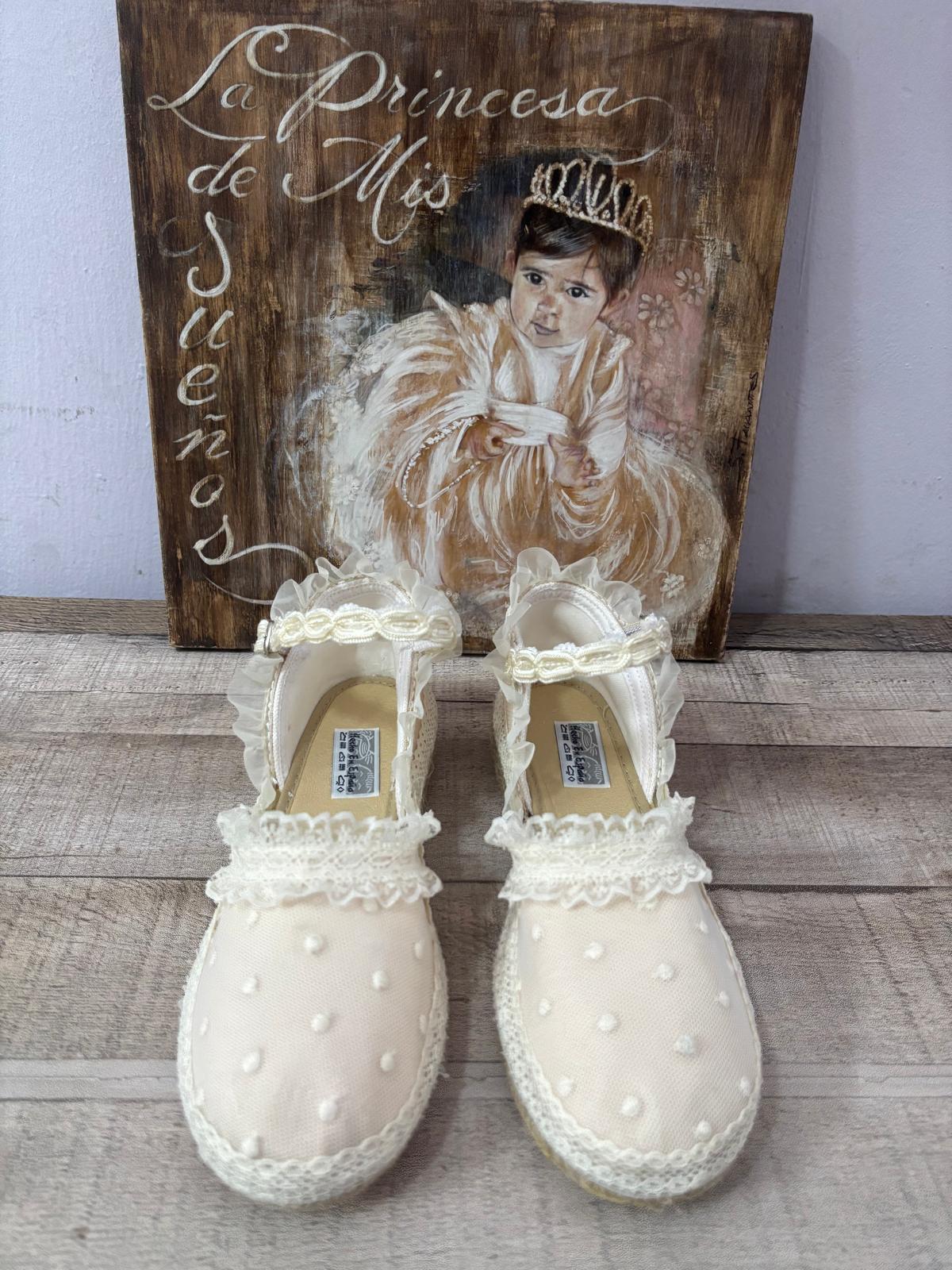 Celebra un día tan especial con un calzado único y hecho a tu gusto.  Elige colores, detalles y acabados que reflejen tu estilo y combinen perfectamente con el atuendo de comunión. Comodidad, elegancia y un diseño exclusivo para un recuerdo inolvidable.  Para más información, escríbenos al 627177132