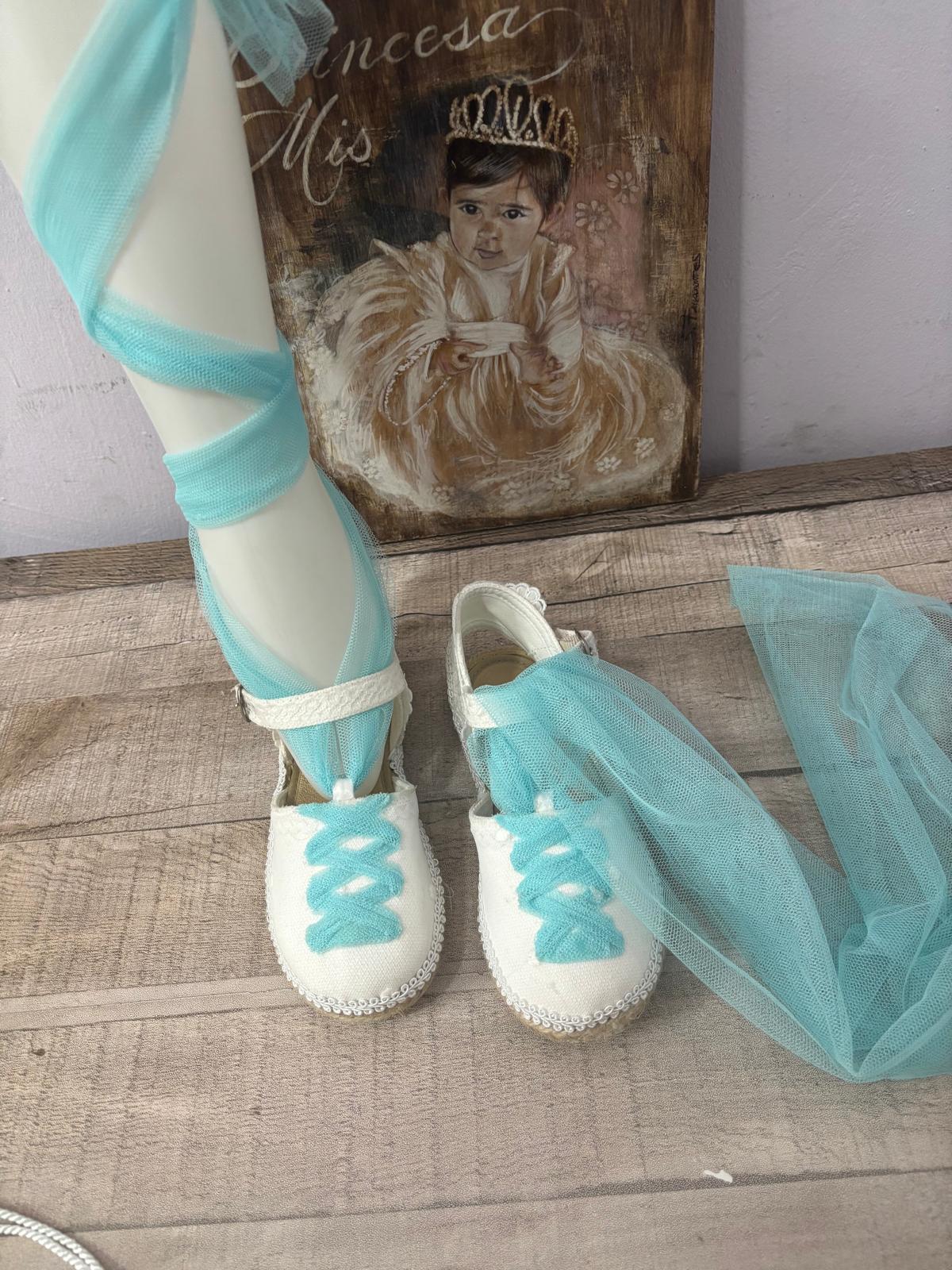 Celebra un día tan especial con un calzado único y hecho a tu gusto.  Elige colores, detalles y acabados que reflejen tu estilo y combinen perfectamente con el atuendo de comunión. Comodidad, elegancia y un diseño exclusivo para un recuerdo inolvidable.  Para más información, escríbenos al 627177132