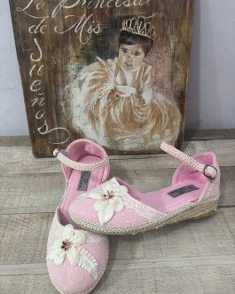 Celebra un día tan especial con un calzado único y hecho a tu gusto.  Elige colores, detalles y acabados que reflejen tu estilo y combinen perfectamente con el atuendo de comunión. Comodidad, elegancia y un diseño exclusivo para un recuerdo inolvidable.  Para más información, escríbenos al 627177132