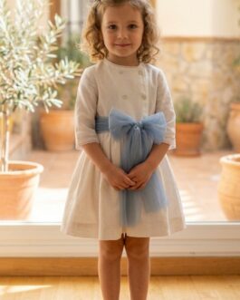 Vestido blanco con fajín celeste