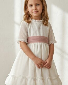 Vestido blanco con fajín rosa