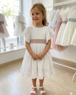 Vestido blanco con fajín rosa